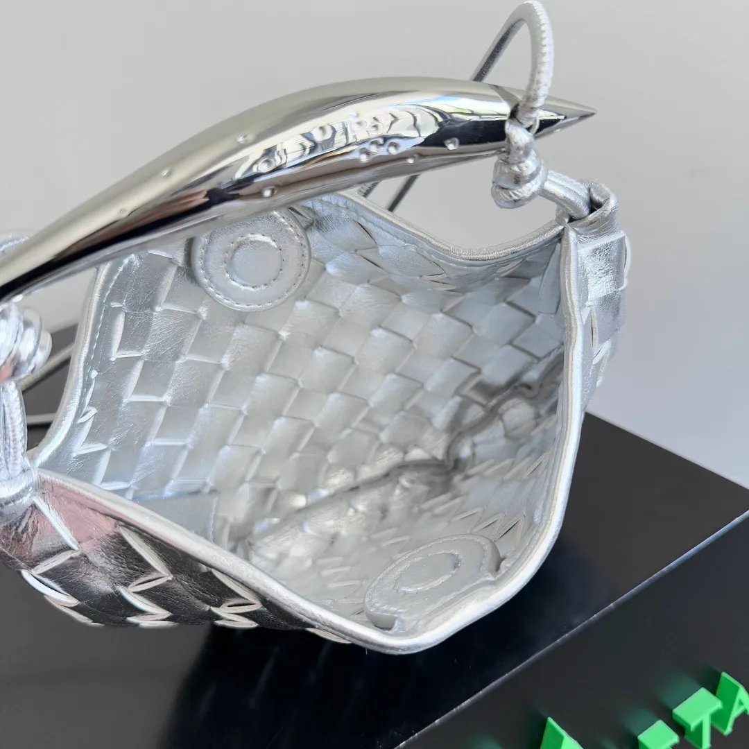 Batch of 1400 BV Mini Sardine is coming‼ ️Super high-end, stainless steel hardware + 24k real gold plating process, fish scales (concave and convex positions) are the finishing touch, the sardine bag that can be carried cross-body is completely beautiful to the heart. The metal element handle and the weaving are perfectly combined to completely integrate the artistic sense and elegance and fashion. It is really like a work of art🏺The large size is elegant, the small size is exquisite and cute, a must-have item for fashionistas, and the details are perfectly reproduced. Style number: 744267 Size 20*12*2.5